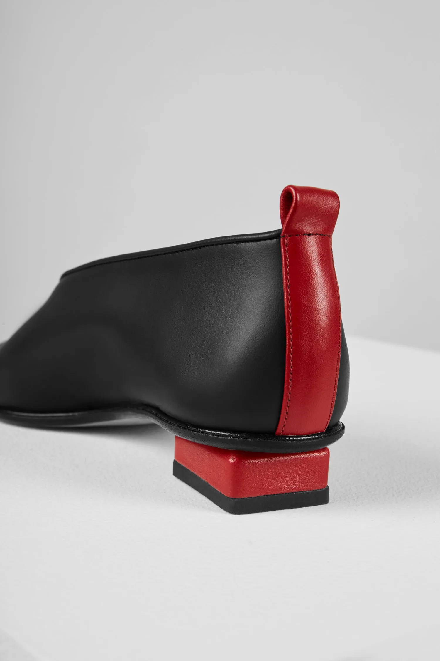 Mildred Piccola in Nero Rosso